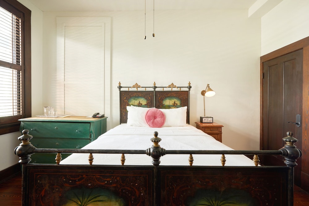 Standard Room, 1 Queen Bed, Accessible, City View (Havana Queen (Hq))