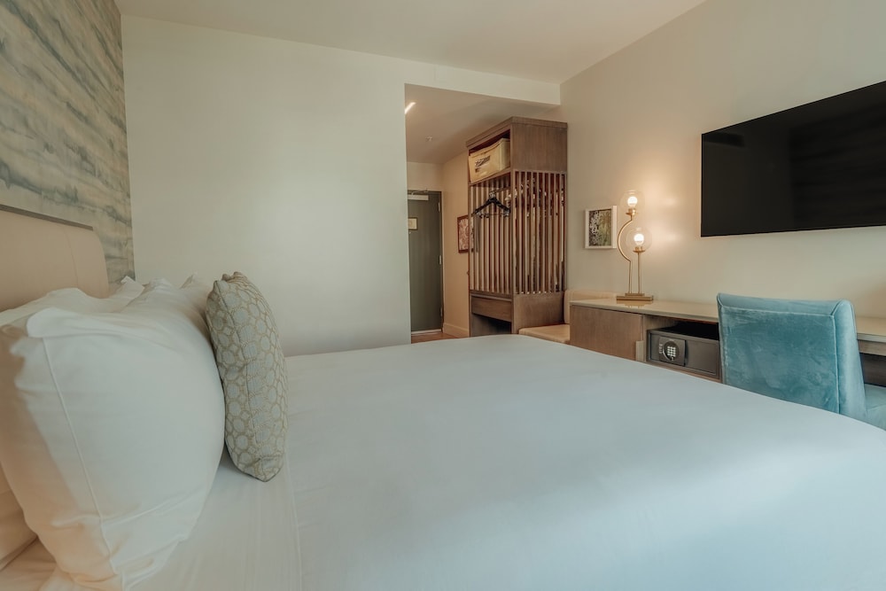 Premium Room, 1 King Bed, Balcony, Courtyard View - Photo 7