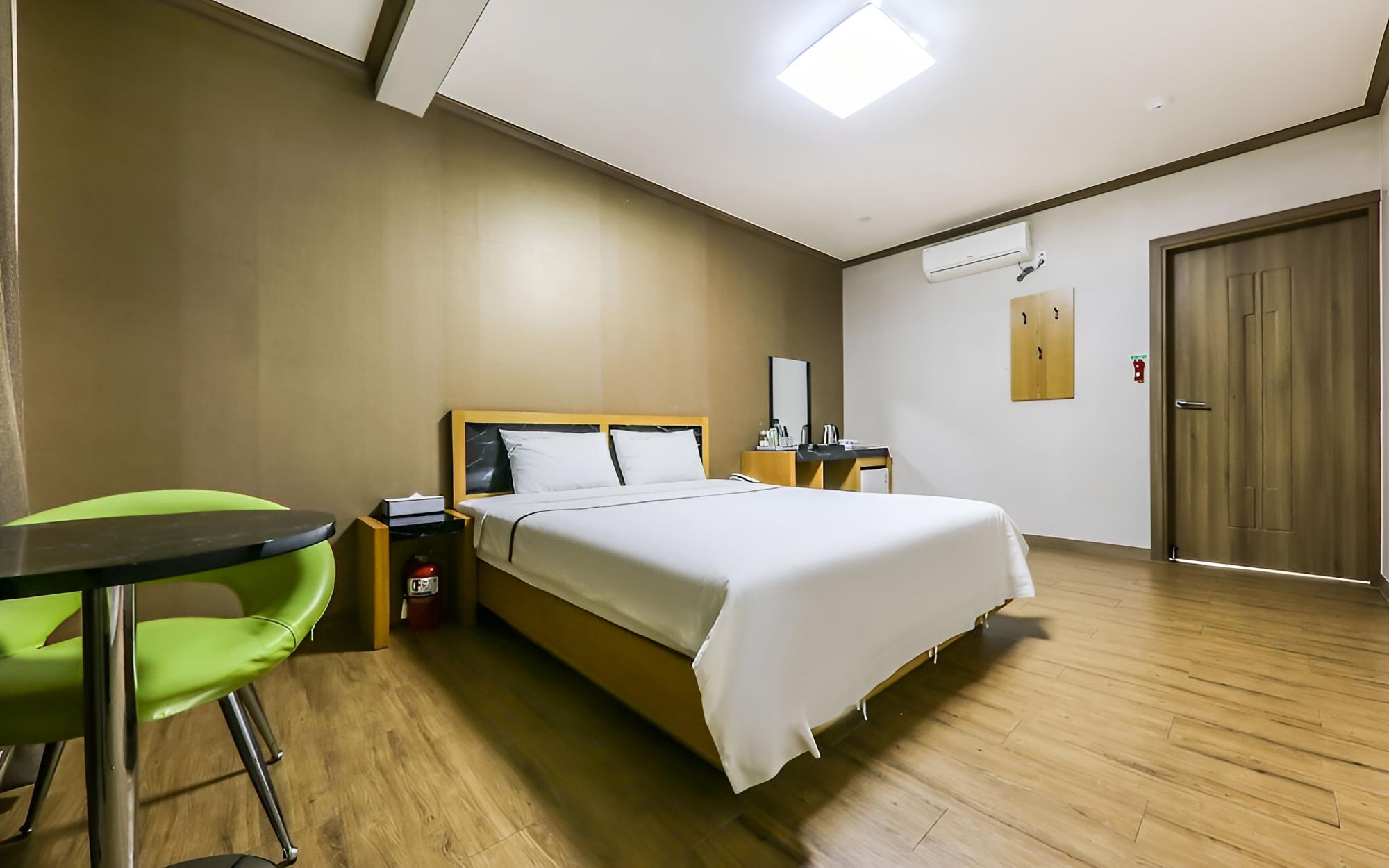 Room (Deluxe Double) - Photo 3