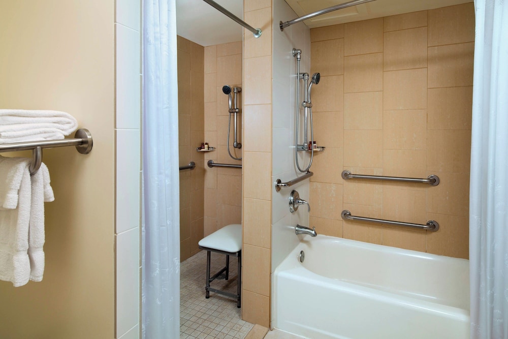 Room, 1 King Bed, Mobility Accessible, Oceanfront (Bathtub, Floor 4 to 9) thumbnail 5