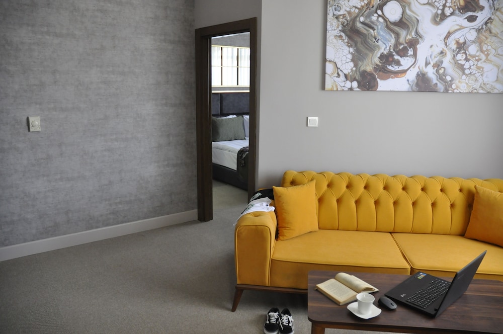 Corner Suite - Photo 8