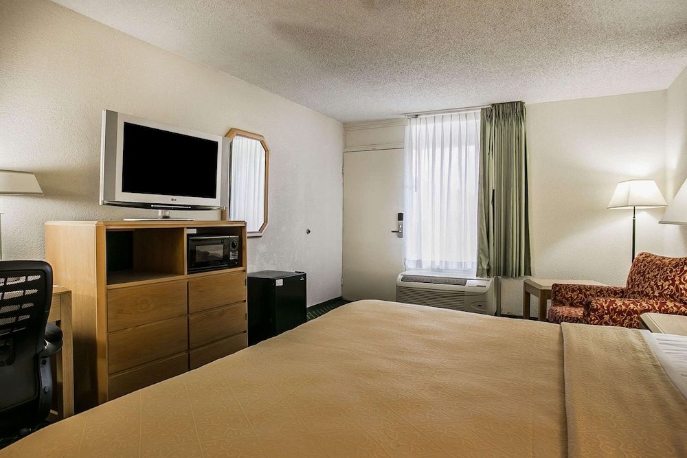Standard Room, 1 King Bed, Non Smoking - Photo 1