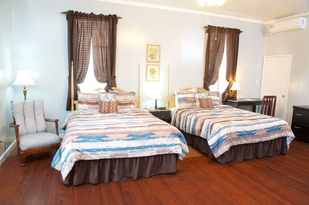 Deluxe Room, 2 Queen Beds Lobby Entrance - Photo 2