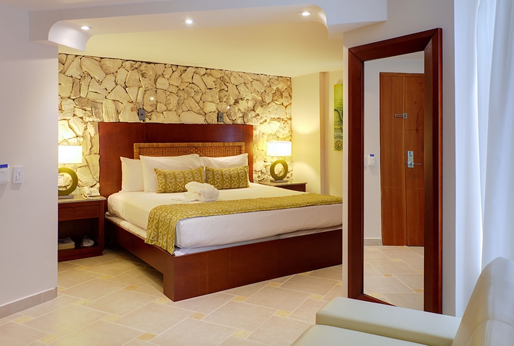 Standard Room, 1 King Bed, City View - Photo 2