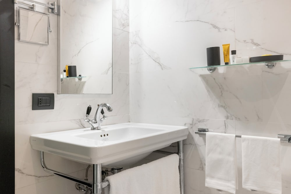 Suite, Jetted Tub thumbnail 6