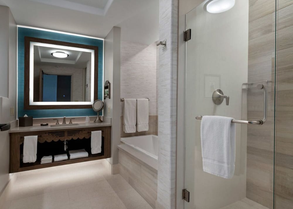 Deluxe Room, 1 King Bed, Accessible photo 2