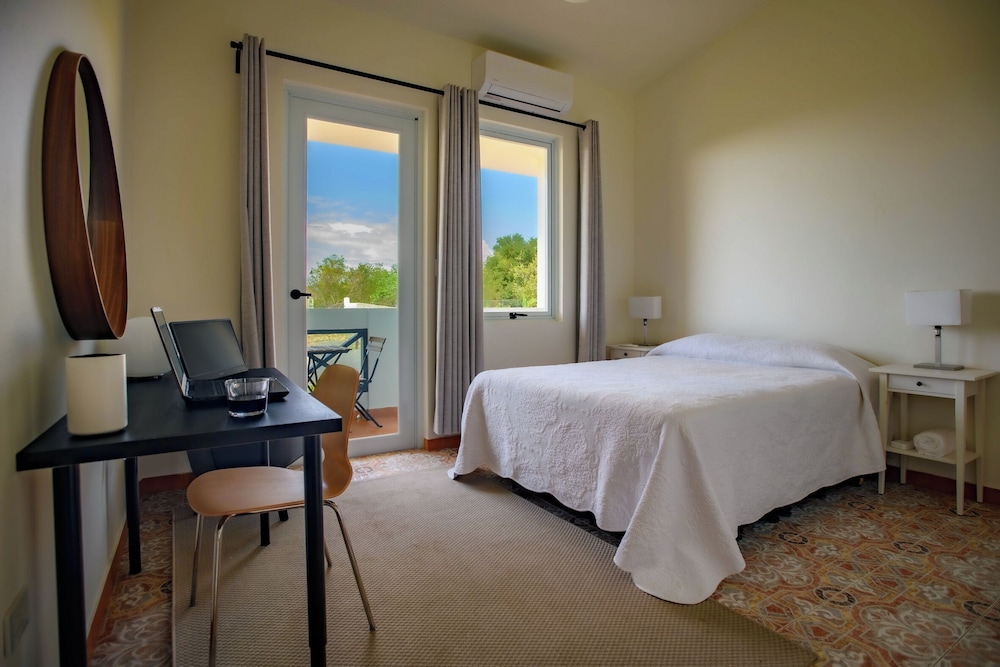 Queen Bed Private Balcony Garden and Caribbean View - Room 11