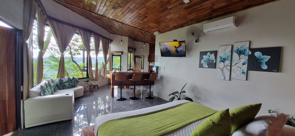 Deluxe Studio, 1 King Bed, Balcony, Mountain View