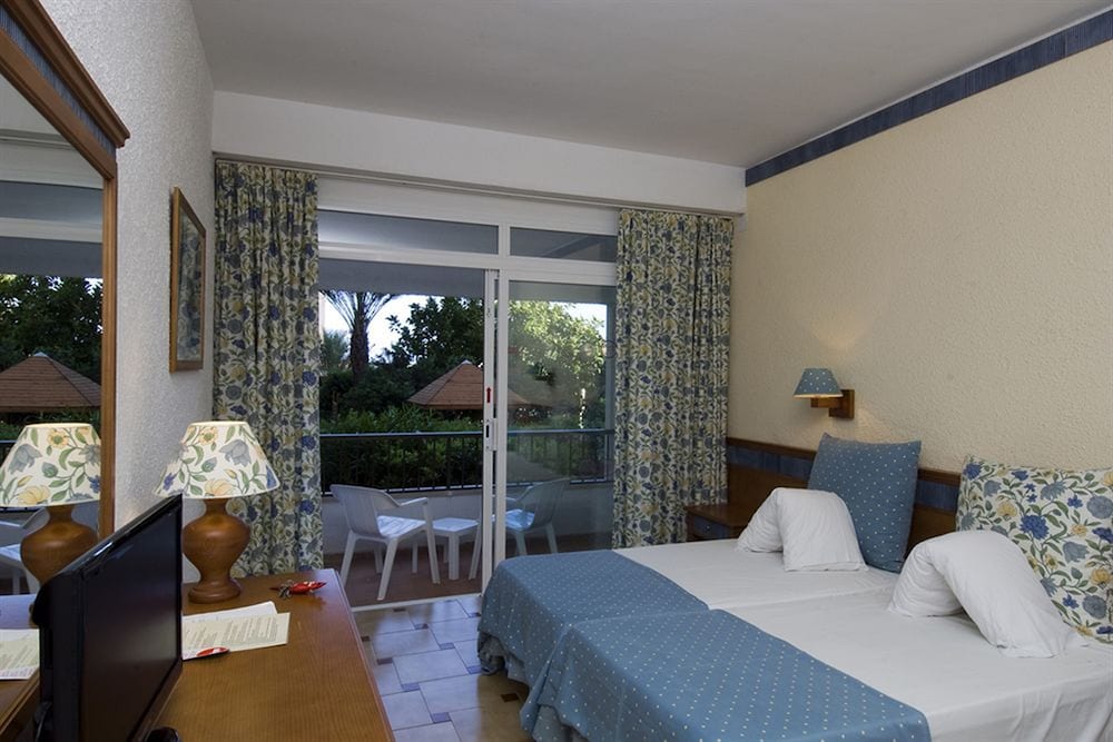 Habitación Cuádruple Estándar con Balcón (Vista a la calle o vista al jardín)