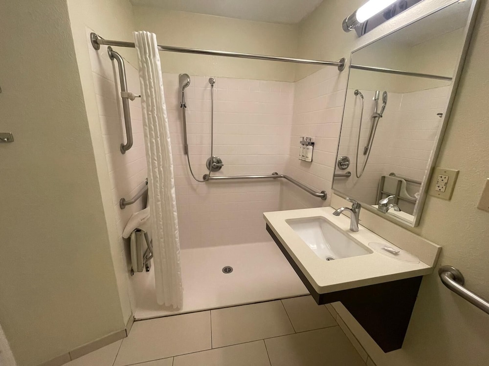 Studio Suite, 1 Queen Bed, Roll-in Shower (Mobility Accessible) - Photo 6