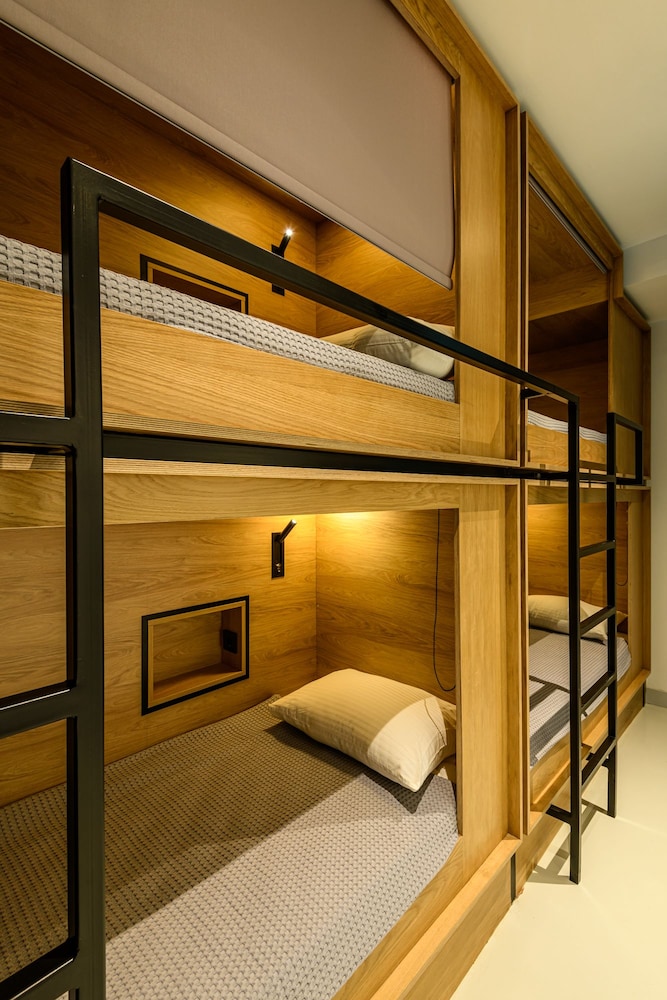 Basic Shared Dormitory, Women only, Ensuite (8 beds) photo 3