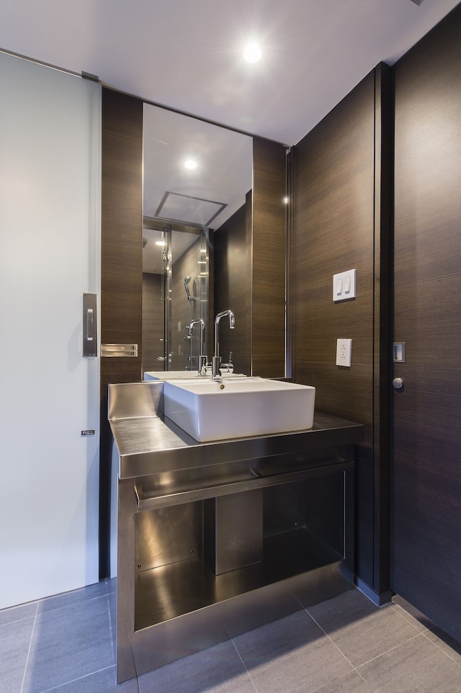 Premier Double Room, 1 King Bed, Smoking photo 2