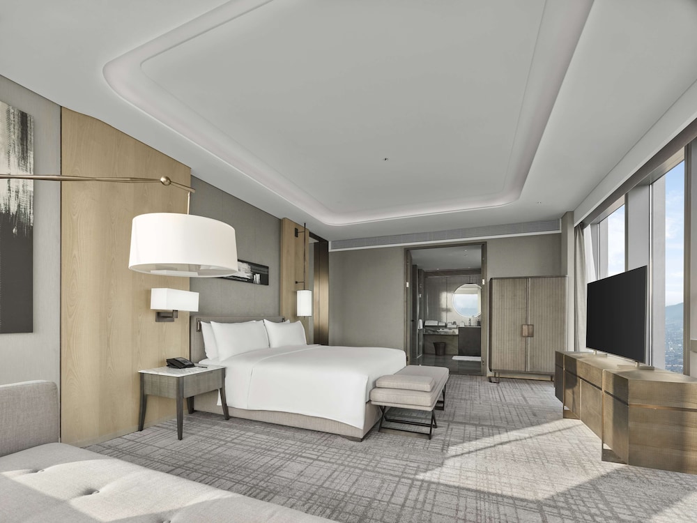 KING DELUXE SUITE - Photo 2