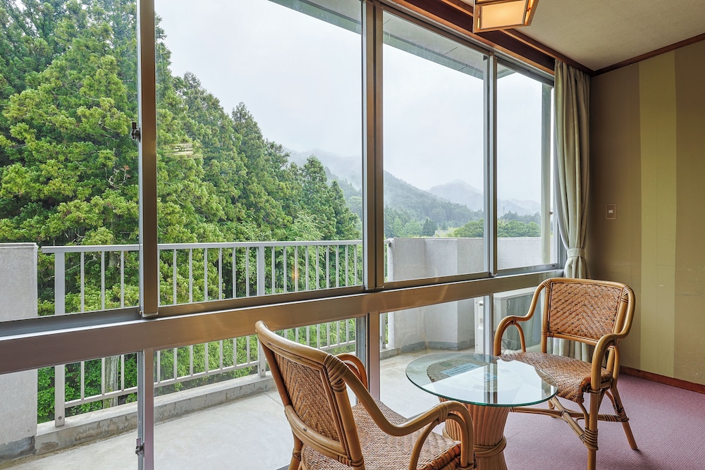 Japanese-Style Room 12.5 Tatami with Enclosed Veranda photo 2
