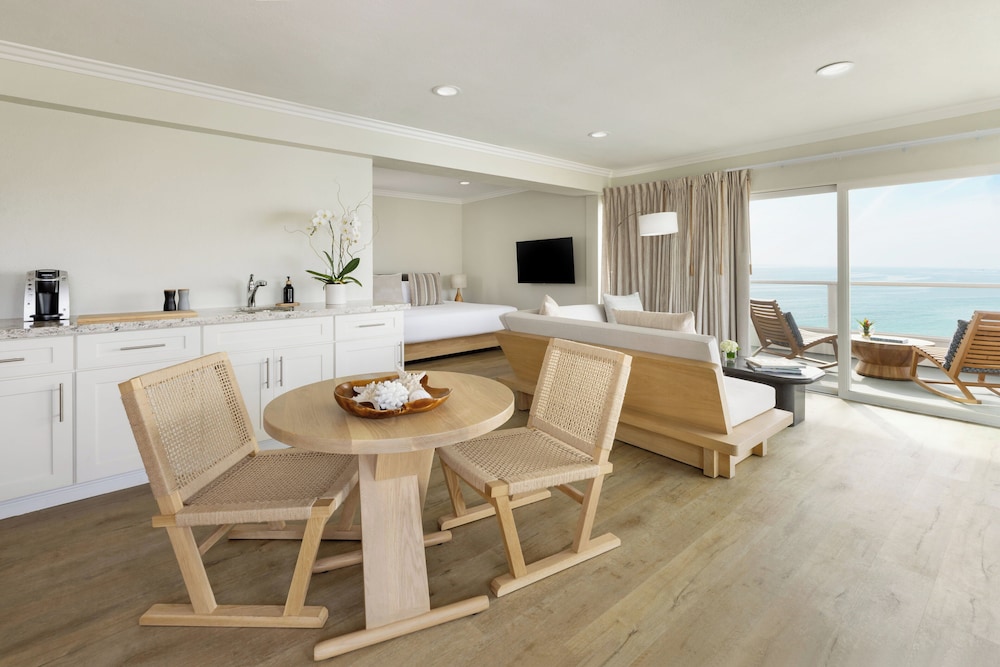 Premier Room, 1 King Bed, Balcony, Oceanfront - Photo 4