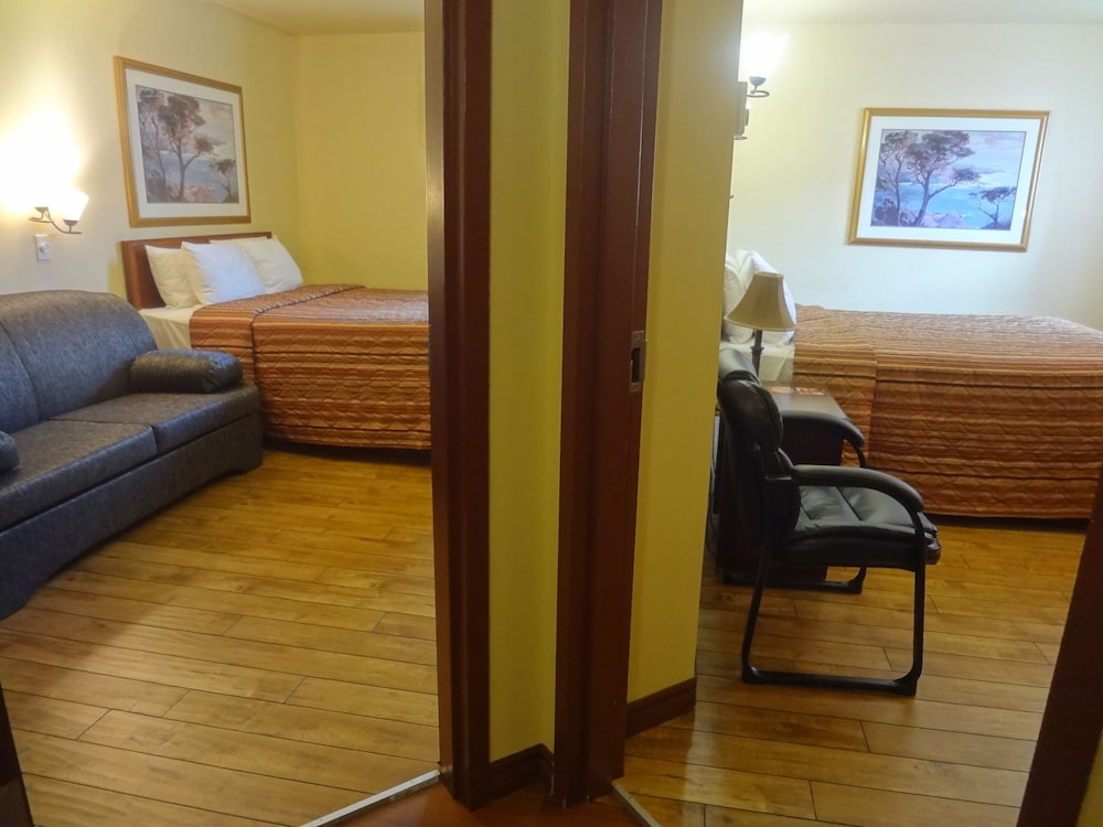 Connecting Room (basement), 2 Queen Beds with Double Sofabed photo 1