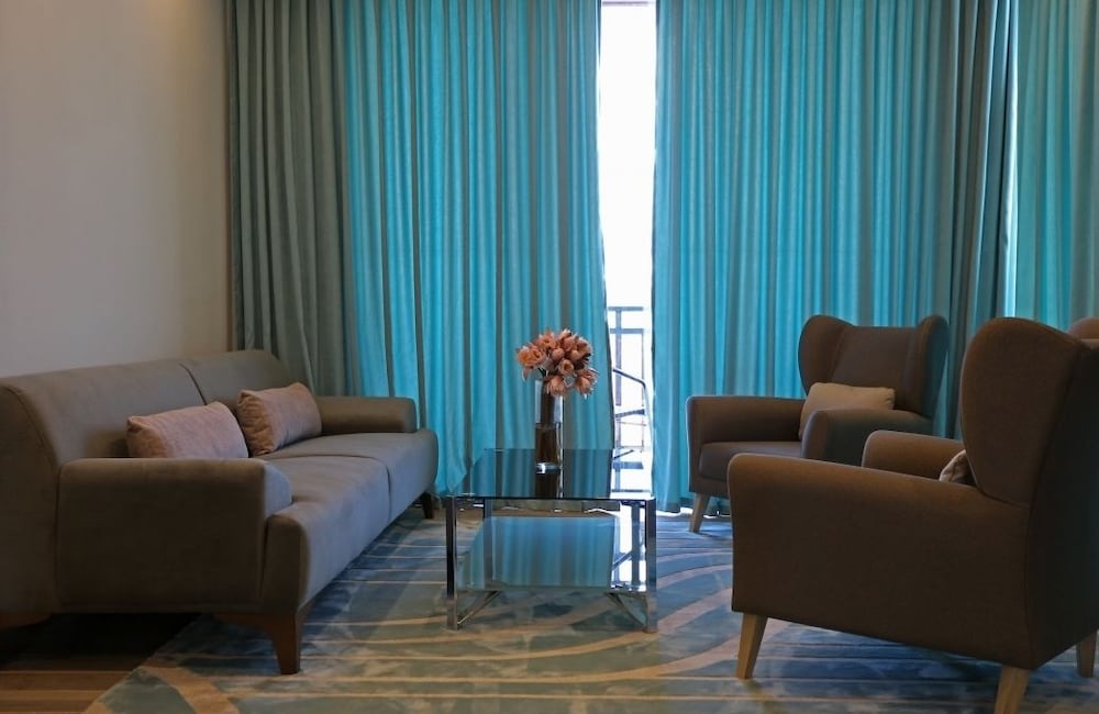 Suite, Pool View