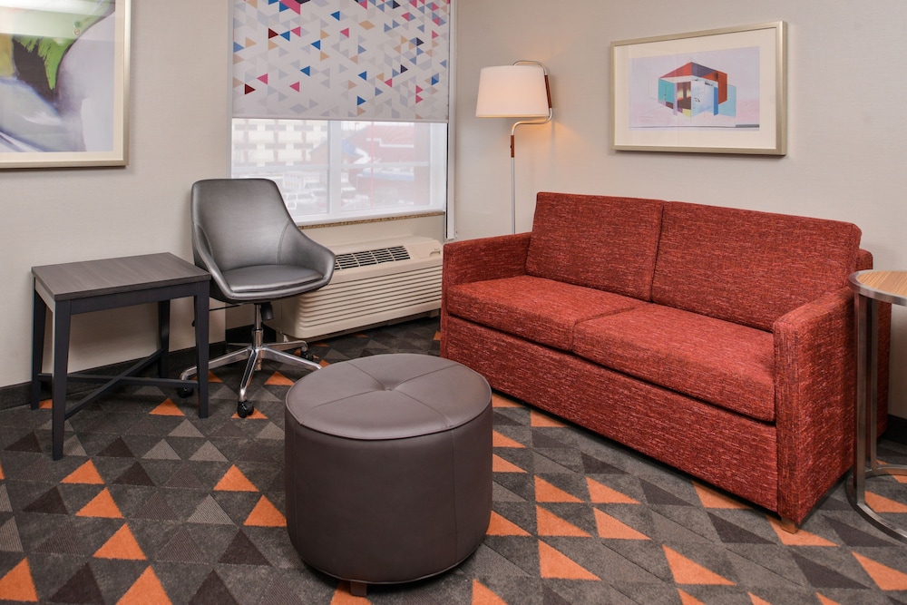 Suite, 1 King Bed with Sofa bed (Wet Bar) - Photo 3