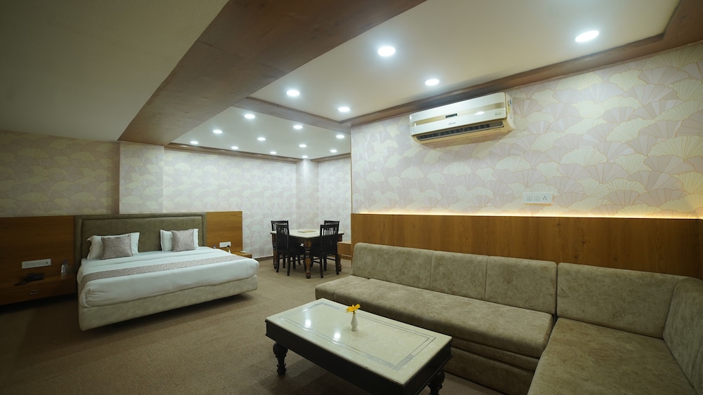 Studio Suite - Photo 1