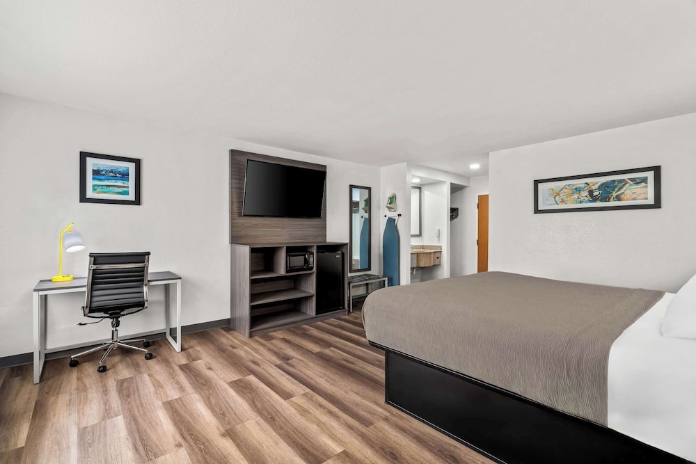 Standard Room, 1 King Bed, Non Smoking, Jetted Tub - Photo 5