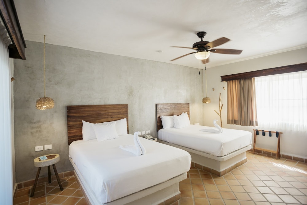 Pool View Room - King Bed - Photo 3