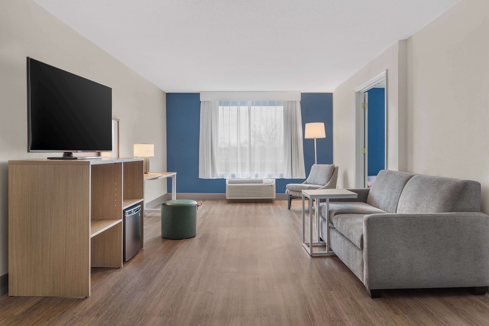Suite, 1 Bedroom - Photo 2