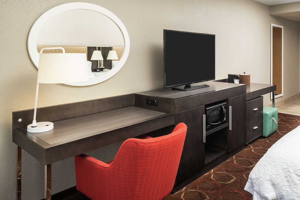 Room, 1 King Bed, Non Smoking (Conference Suite) - Photo 5