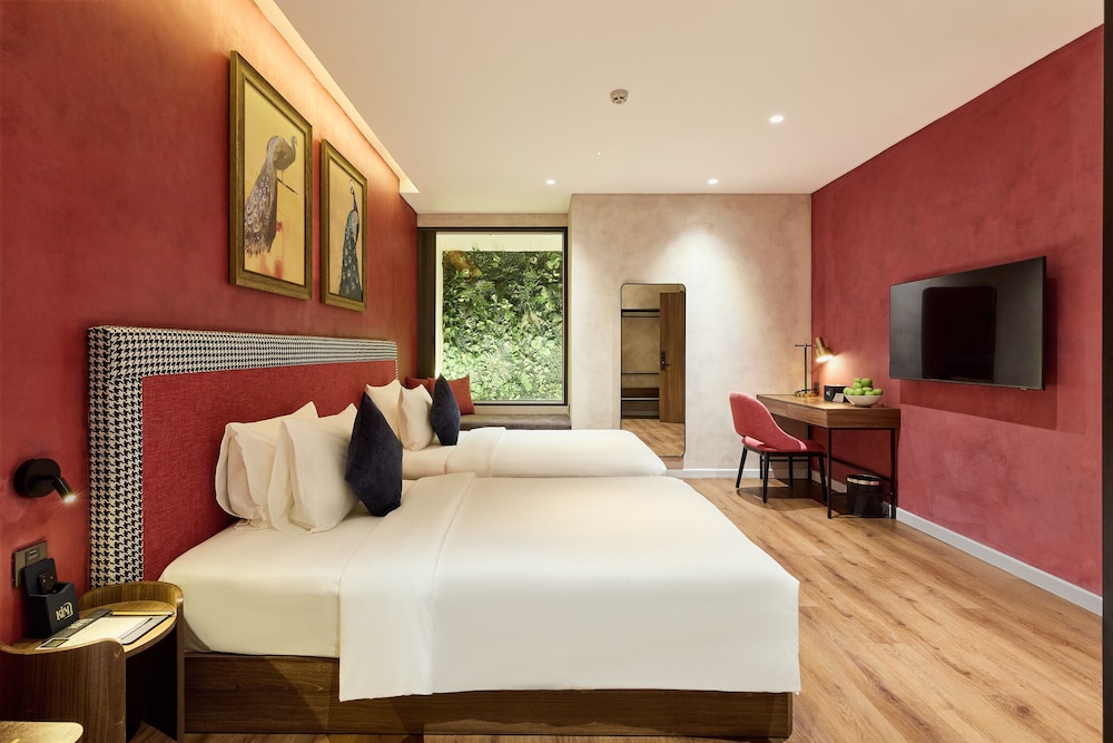 Grand Luxury Twin With Window and Lounge Access