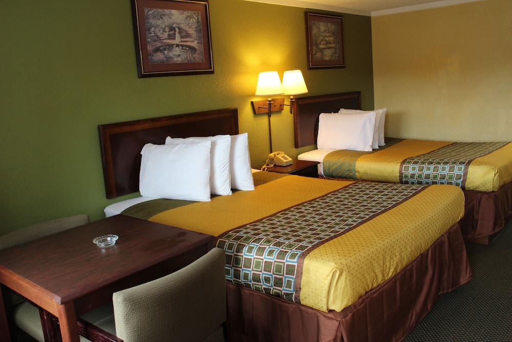 Room, 2 Queen Beds, Smoking - Photo 6