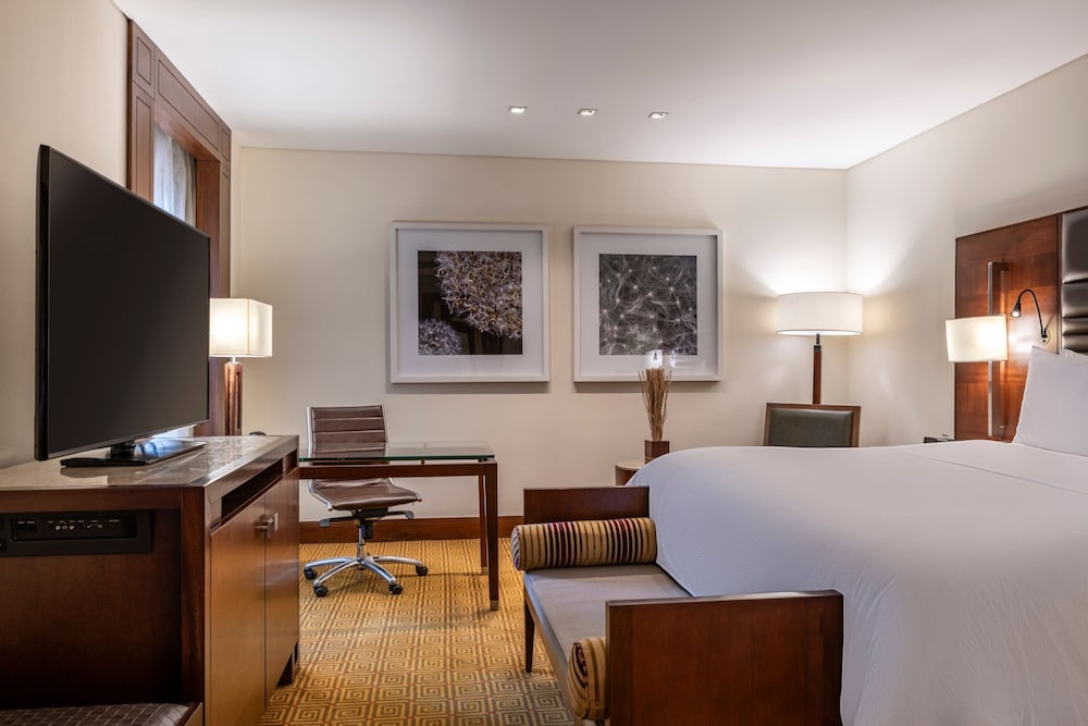Deluxe Suite, 1 King Bed, Balcony photo 1