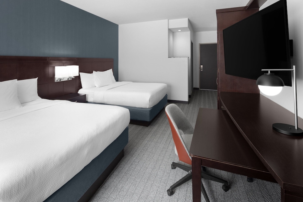 Suite, 2 Queen Beds (Mobility Accessible, Tub)