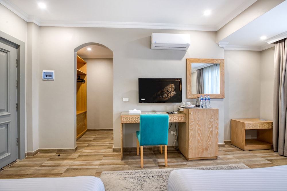 Economy Triple Room - Photo 7