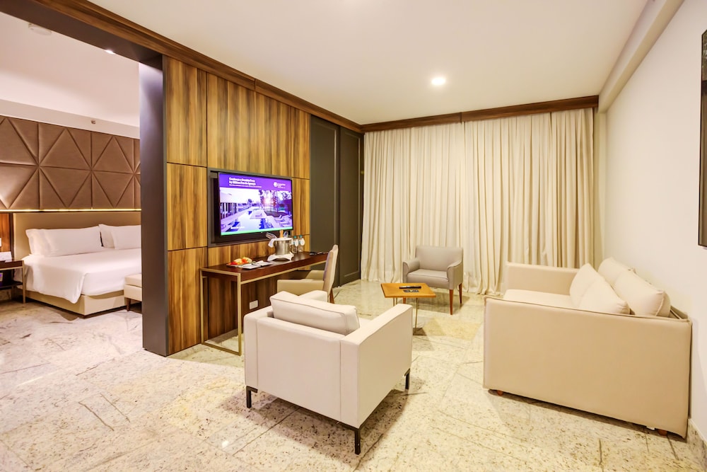 Studio Suite, 1 King Bed, Pool View
