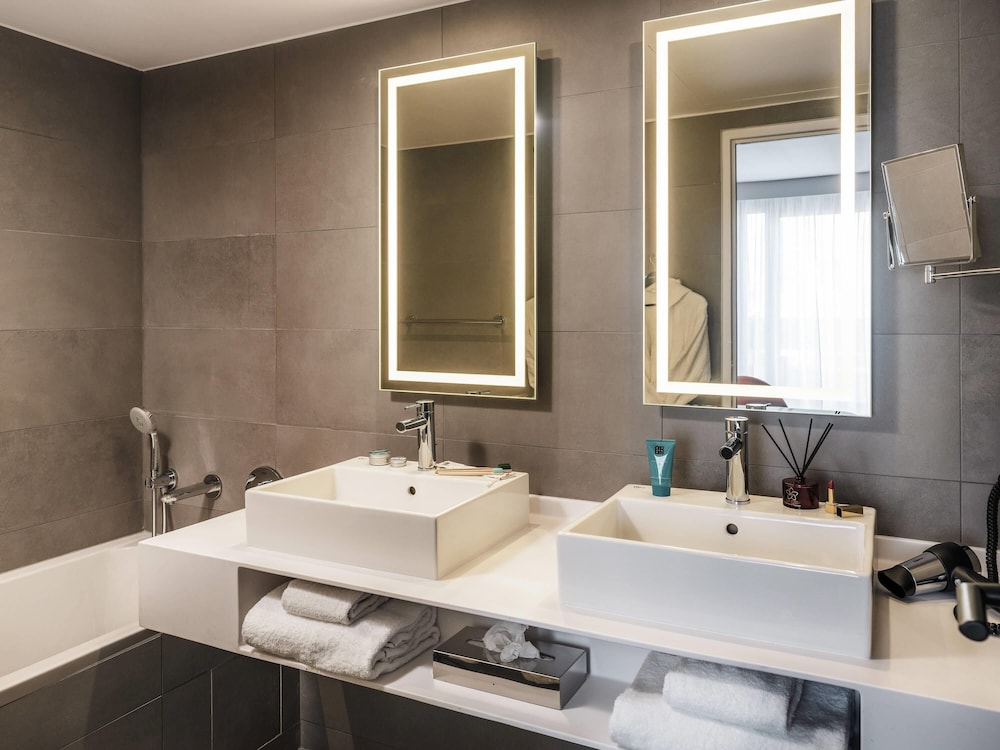 Superior Suite, 1 Queen Bed, City View (Eiffel Tower view) thumbnail 6