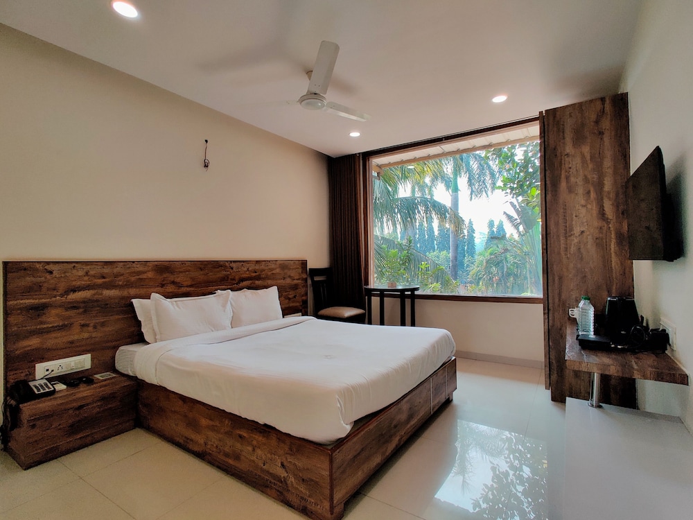 Deluxe Room, 1 Queen Bed, Pool View