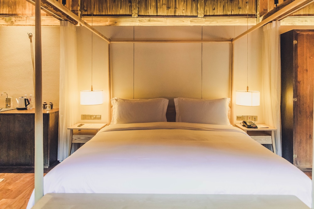 Premier Room, 1 King Bed, Mountain View
