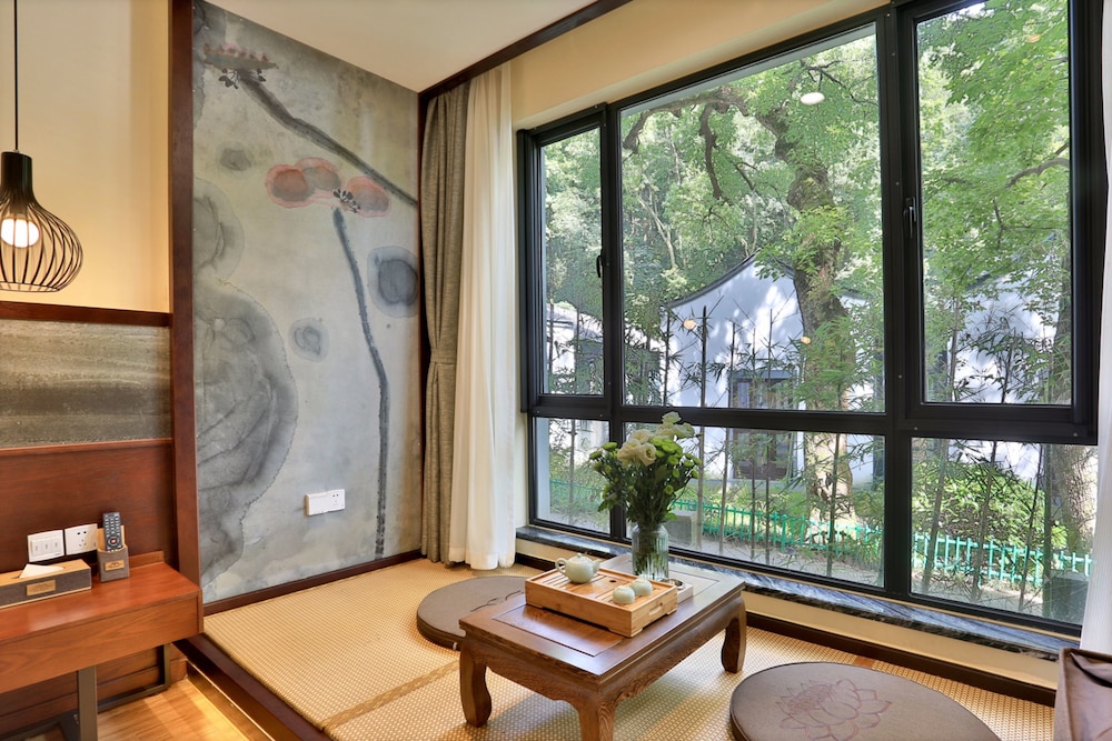Family Room -A photo 3