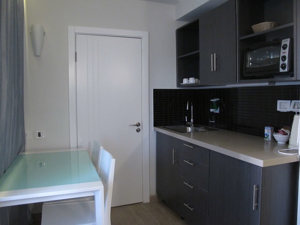 Suite, 1 Queen Bed, Non Smoking, Kitchenette - Photo 10