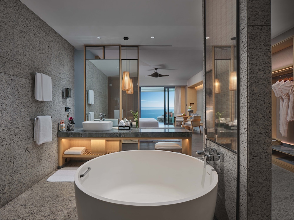 Standard Room, 1 King Bed, Club Lounge Access, Oceanfront