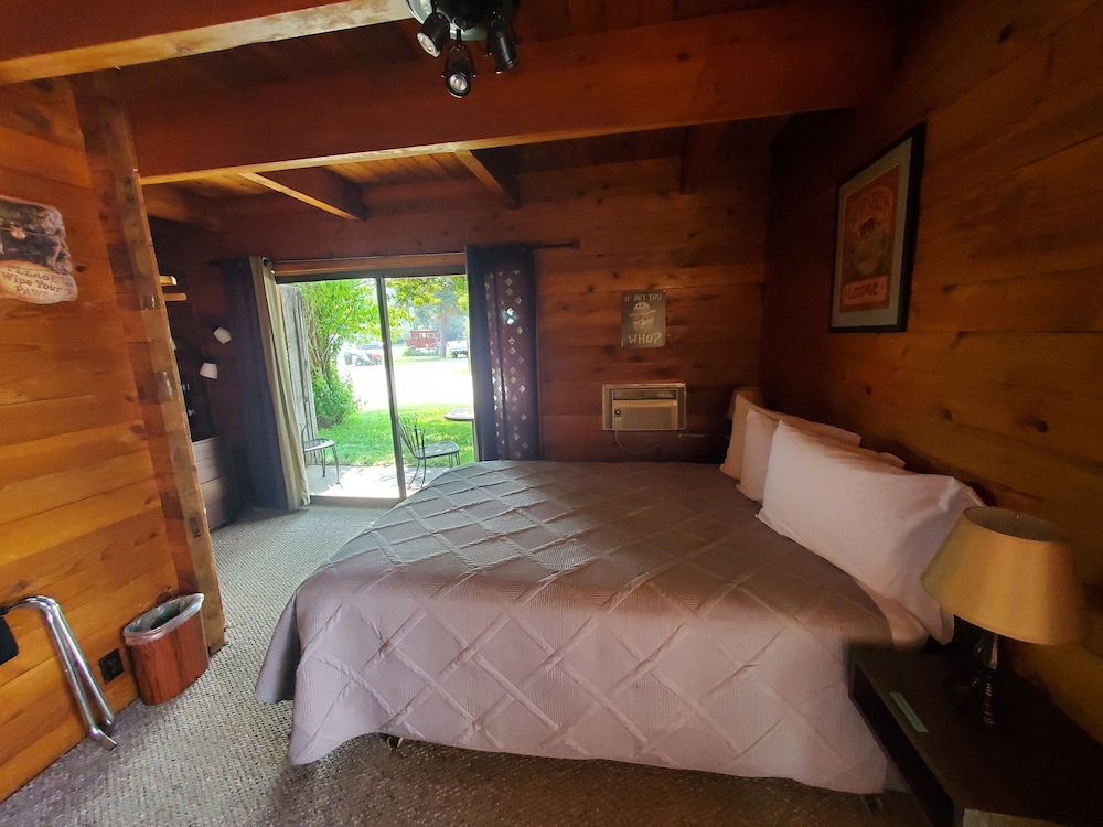 Standard Room, 1 Queen Bed (v - Pet Friendly)