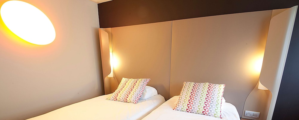 Standard Room, 2 Twin Beds - Photo 5