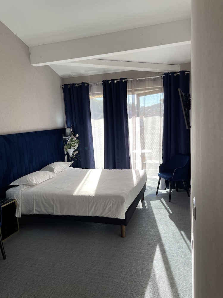 Deluxe Double Room, Balcony - Photo 1