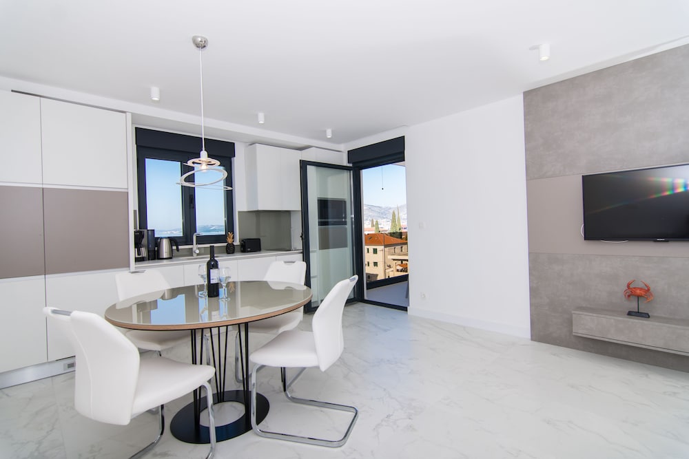 Penthouse, 2 Bedrooms, Ground Floor photo 3