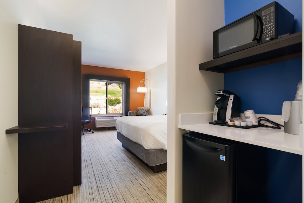 Standard Room, 1 King Bed, Roll-in Shower (Communications) - Photo 1
