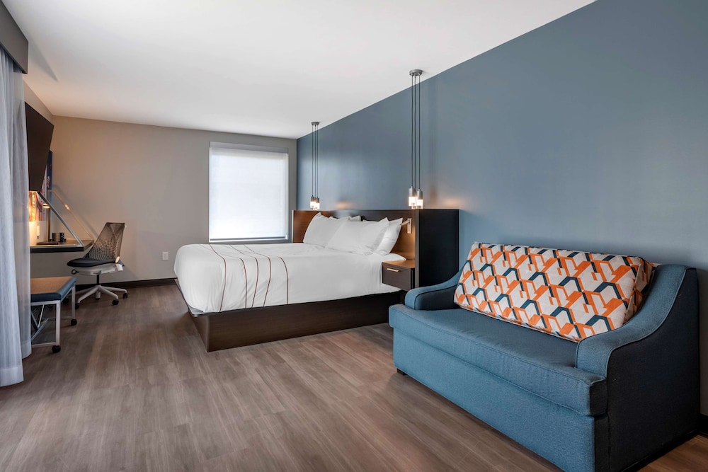 Suite, 1 King Bed, Non Smoking, Balcony (with Sofabed) - Photo 1