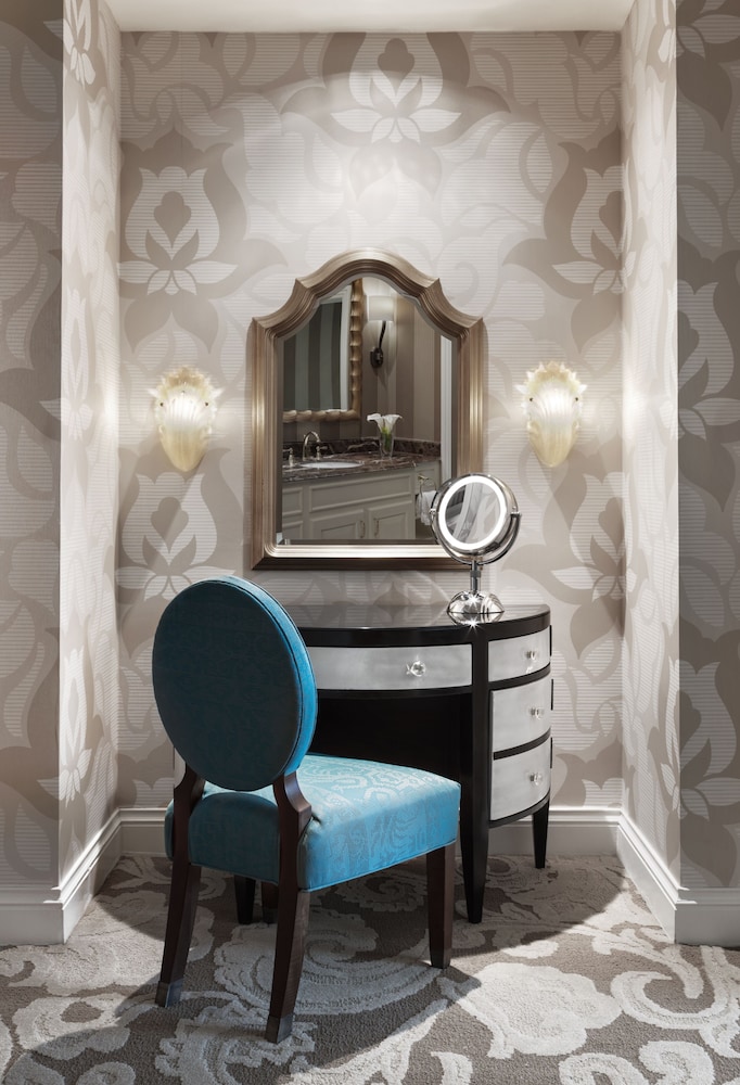 Newly Remodeled Grand One Bedroom King Suite City View