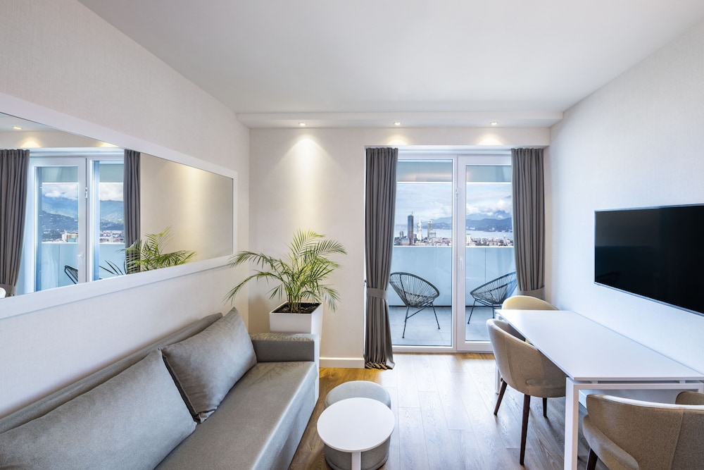 One Bedroom Suite - Photo 2