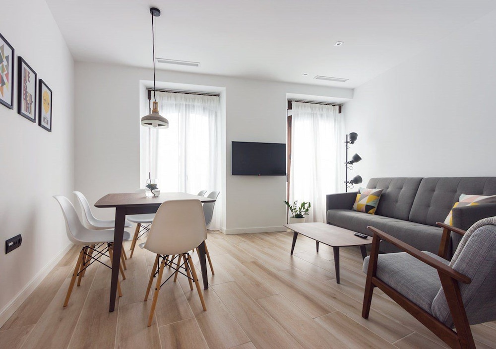 Apartamento familiar, 2 habitaciones, terraza, vista a la ciudad
