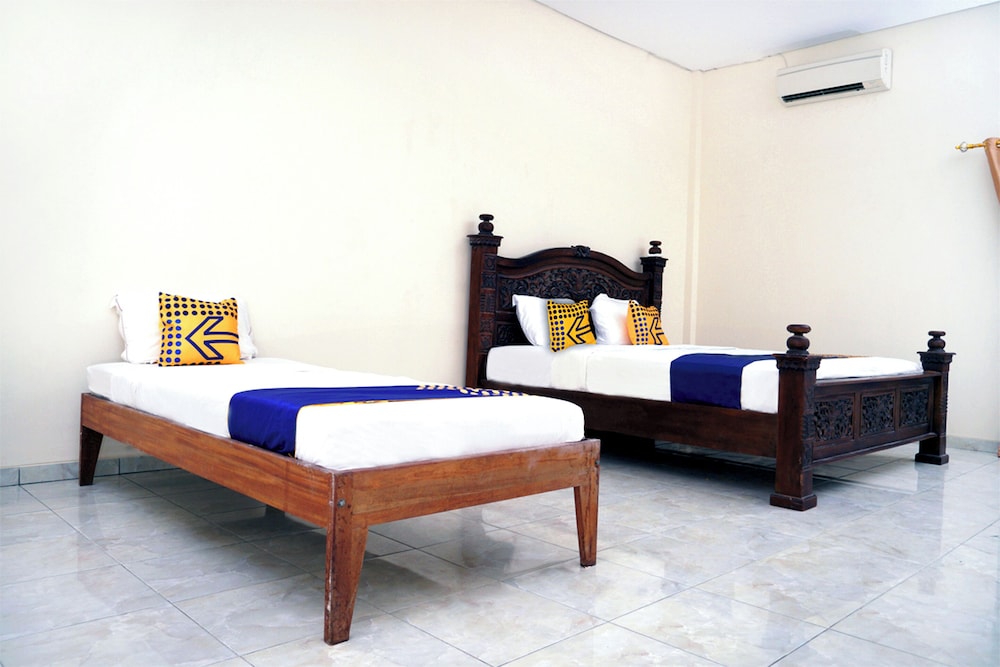 Economy Triple Room photo 2