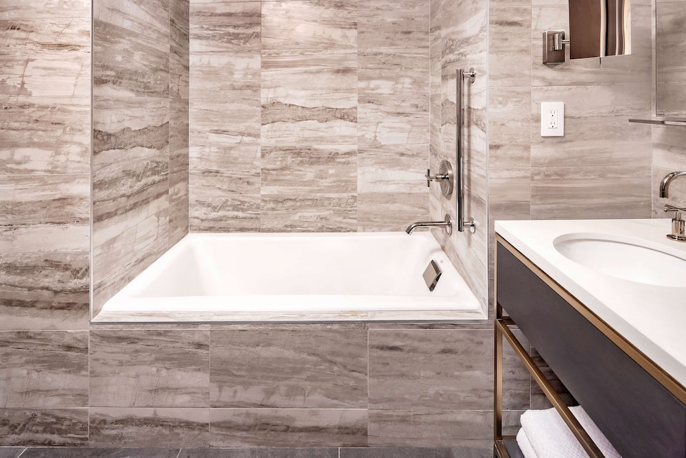 Room, 1 King Bed, Accessible, Bathtub thumbnail 6